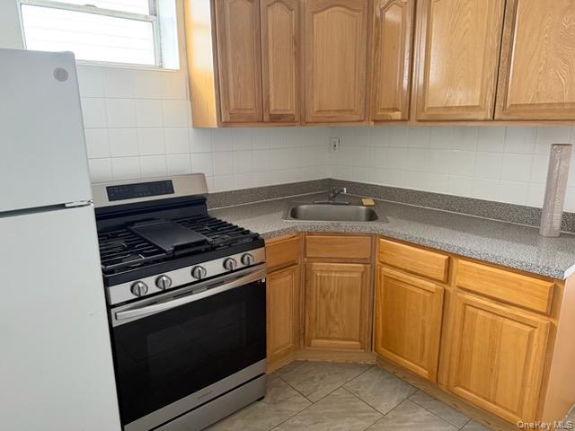 225 E 204th Street, Bronx, NY 10458