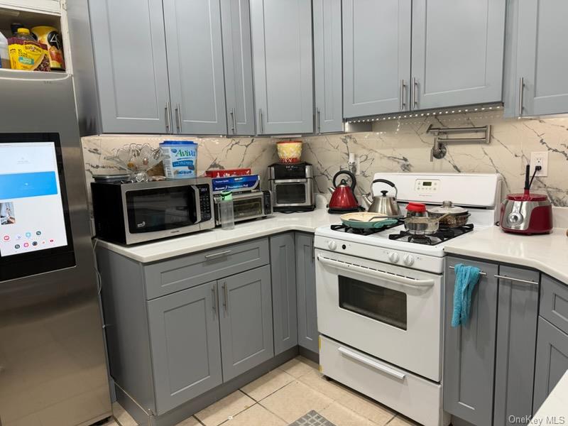 225 E 204th Street, Bronx, NY 10458