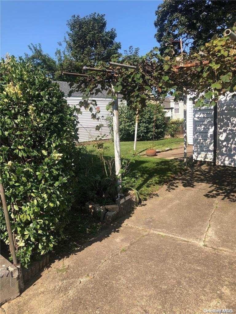 220 Pershing Parkway, Mineola, NY 11501