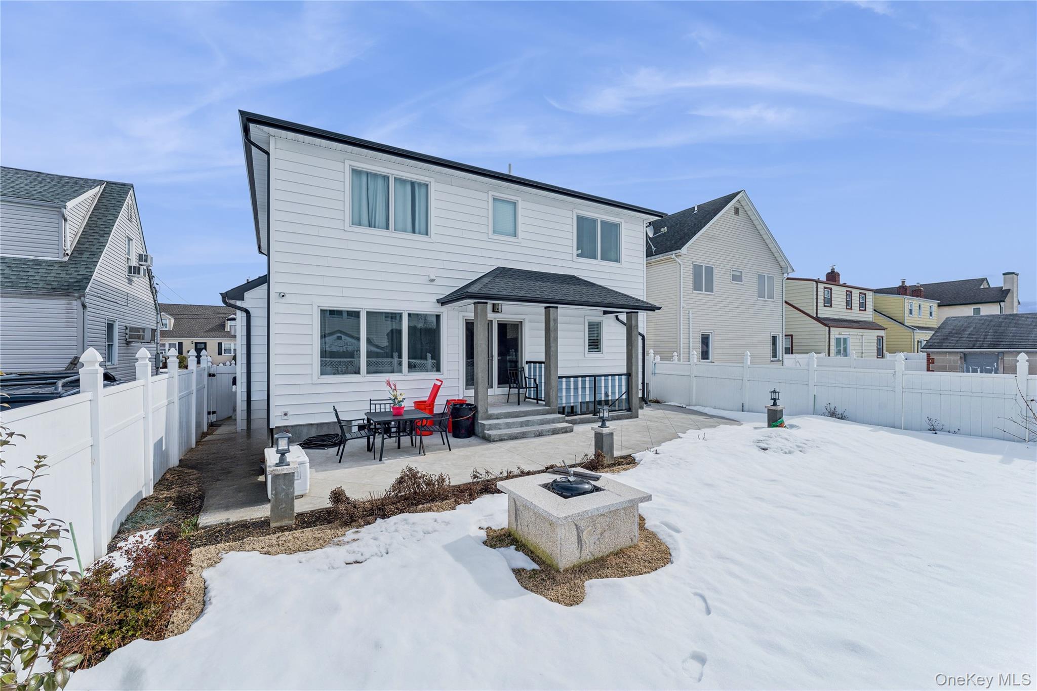 207 Pershing Parkway, Mineola, NY 11501