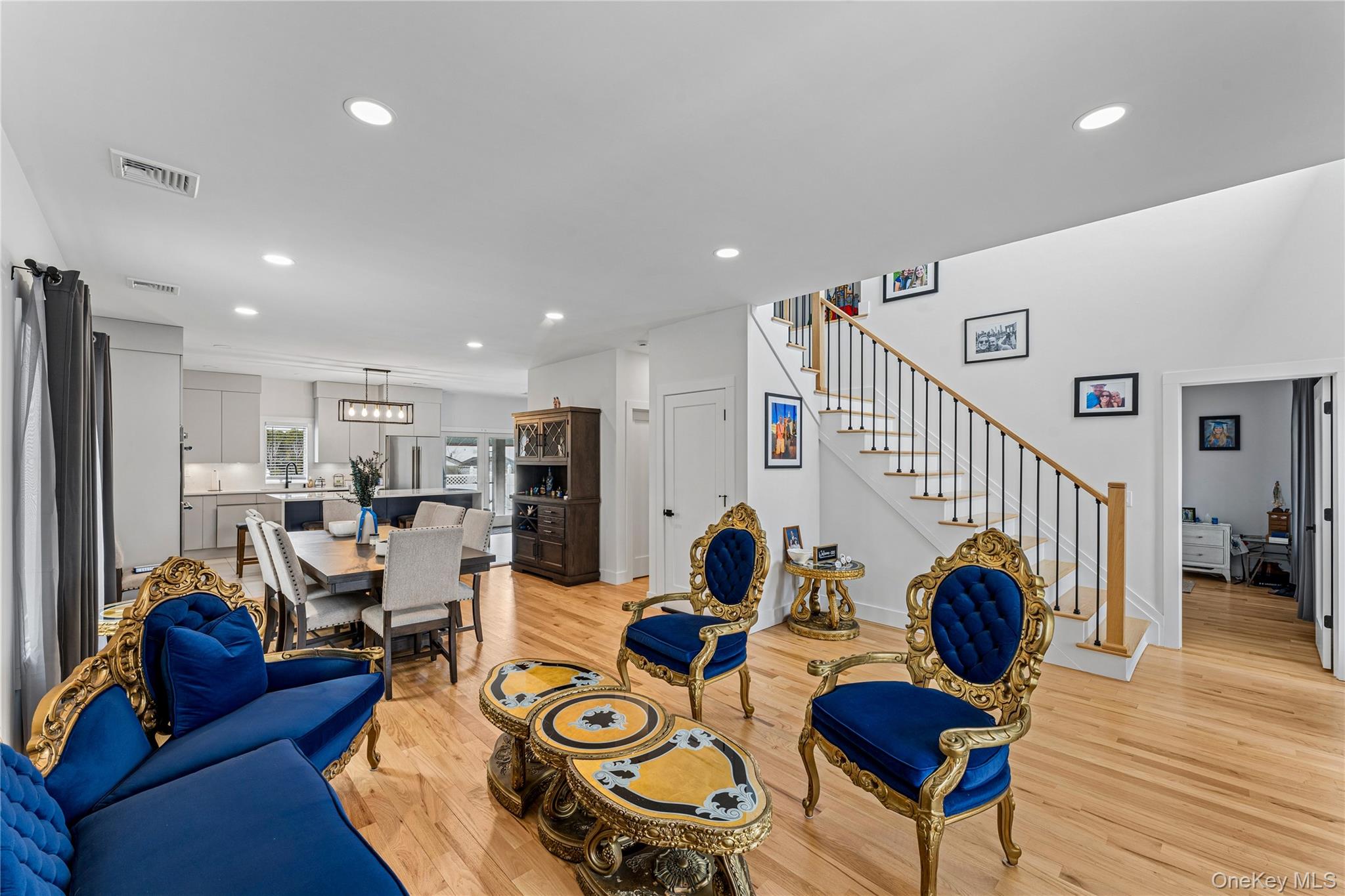 207 Pershing Parkway, Mineola, NY 11501