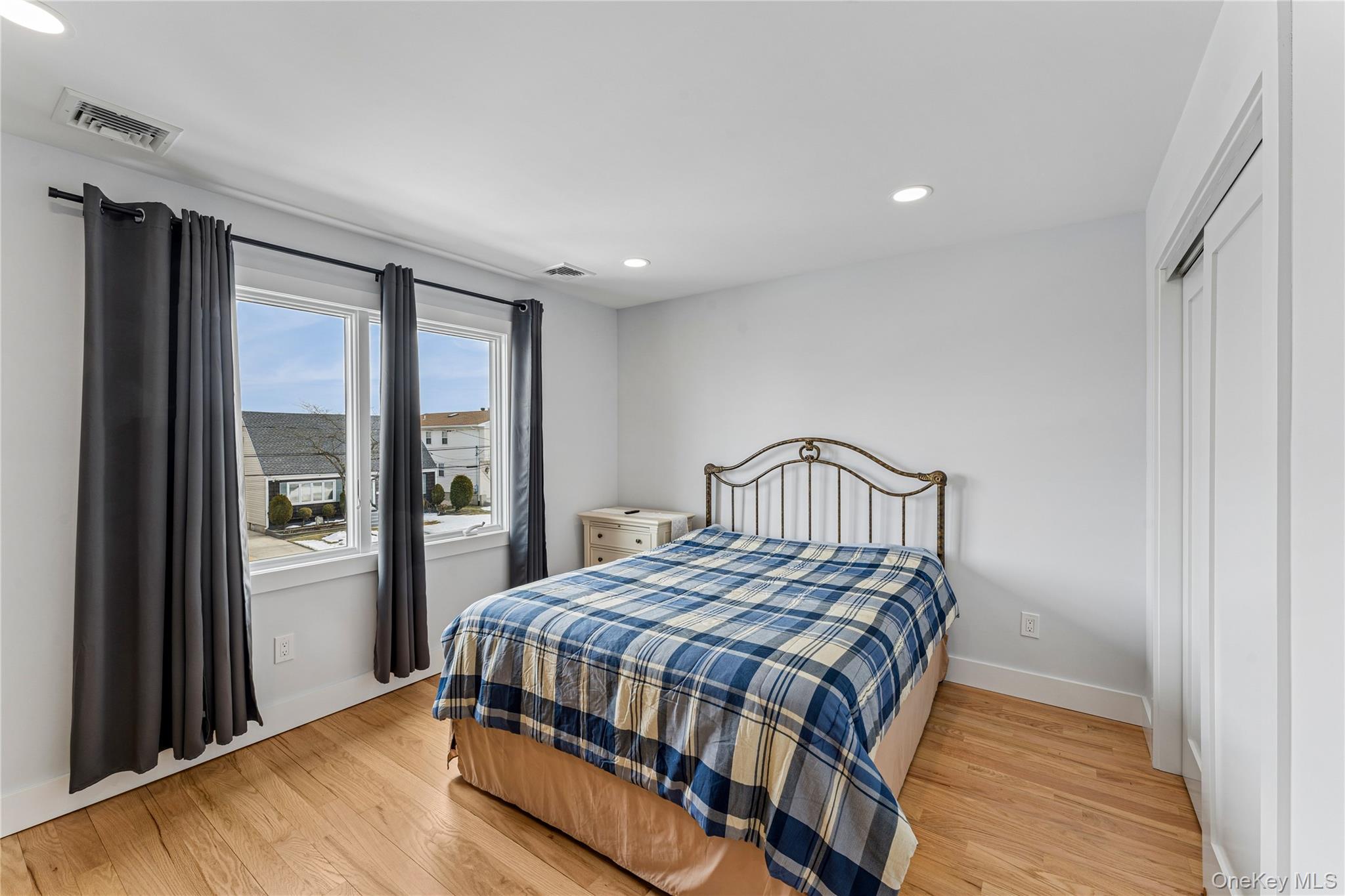 207 Pershing Parkway, Mineola, NY 11501