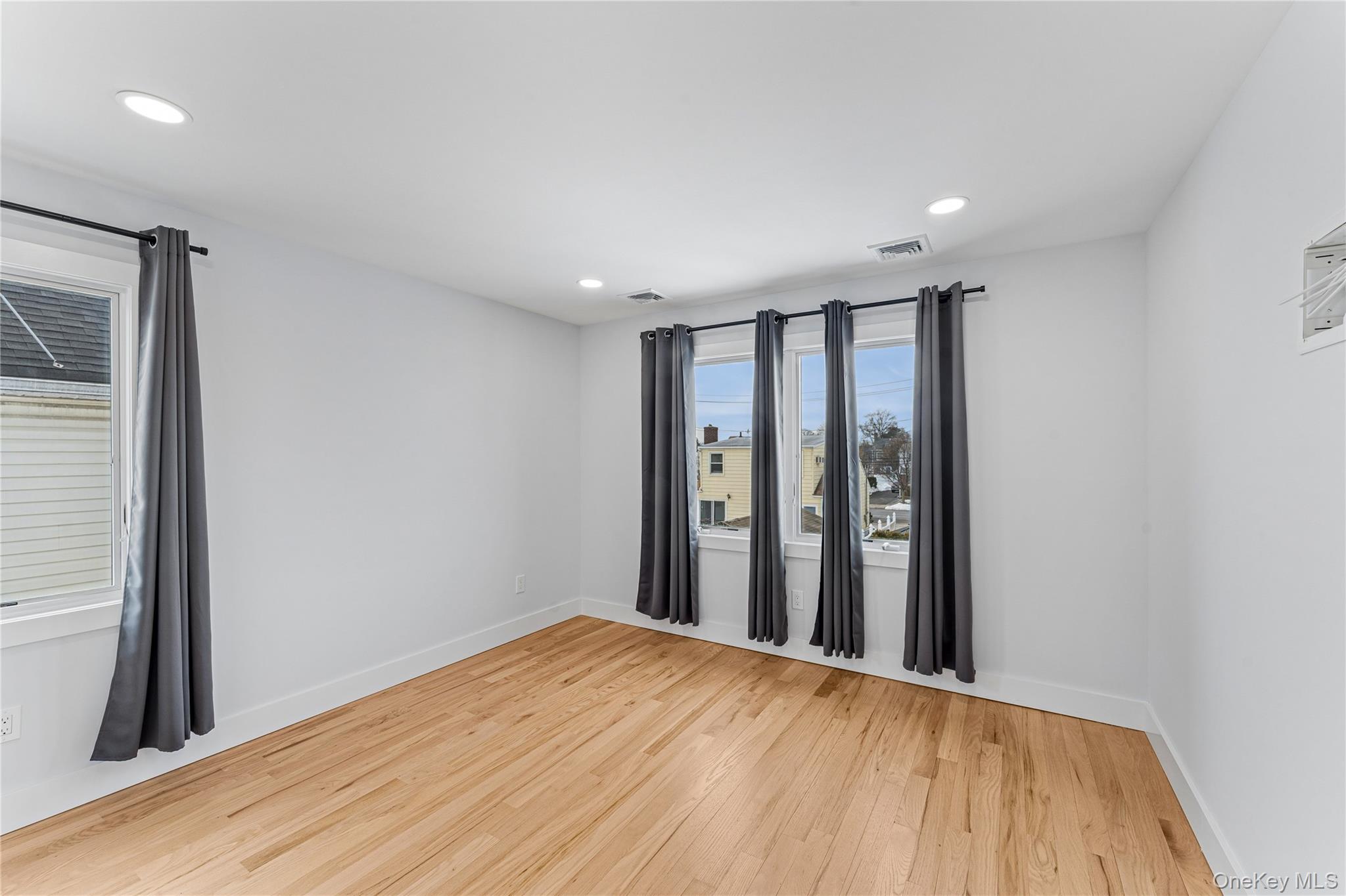 207 Pershing Parkway, Mineola, NY 11501