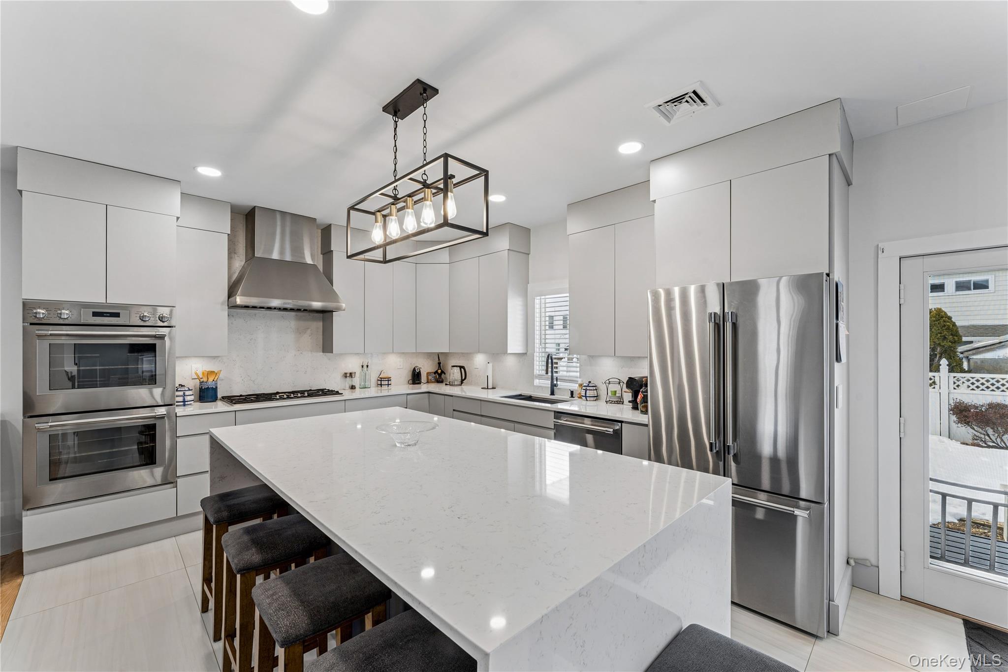 207 Pershing Parkway, Mineola, NY 11501