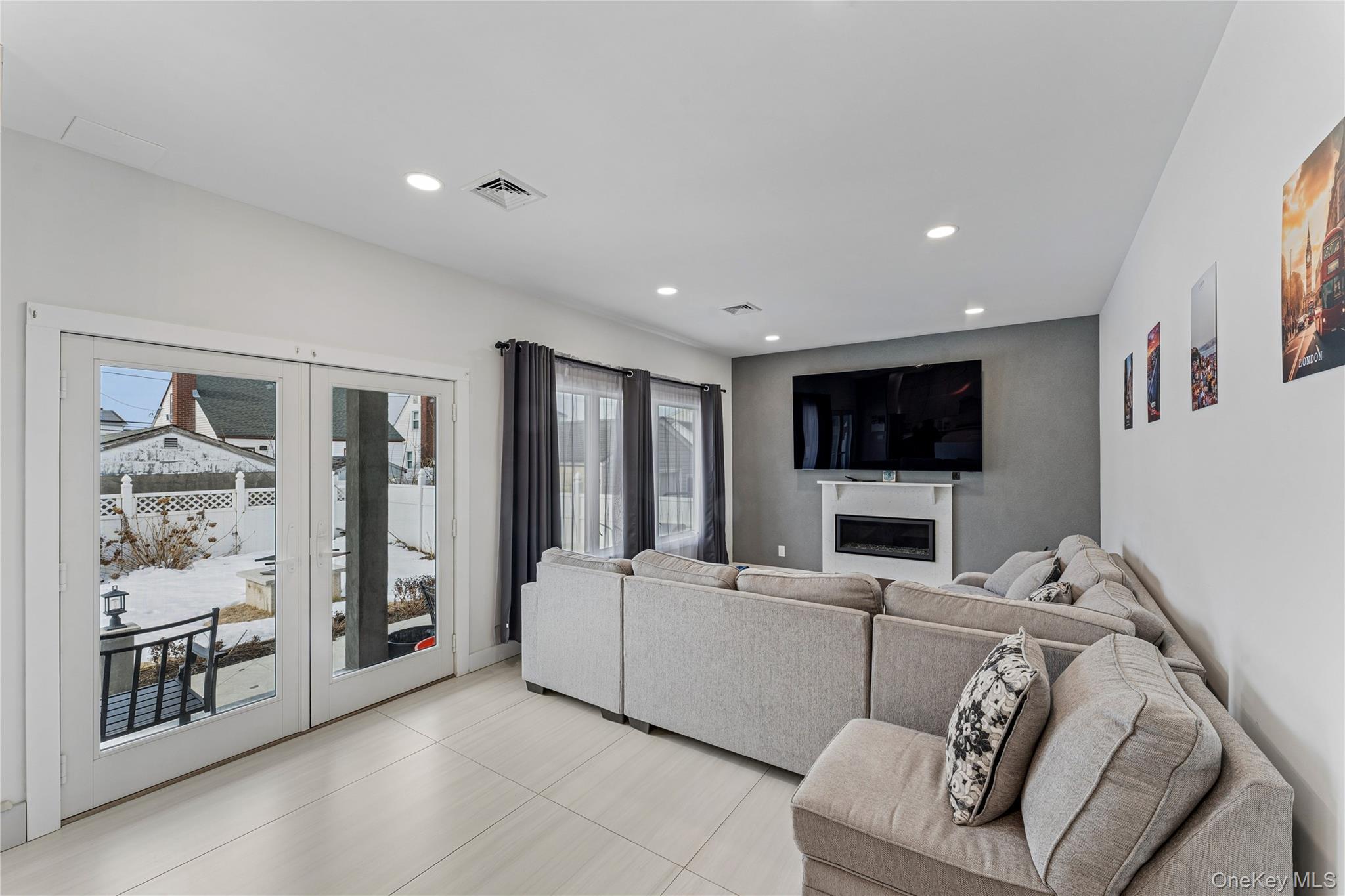 207 Pershing Parkway, Mineola, NY 11501