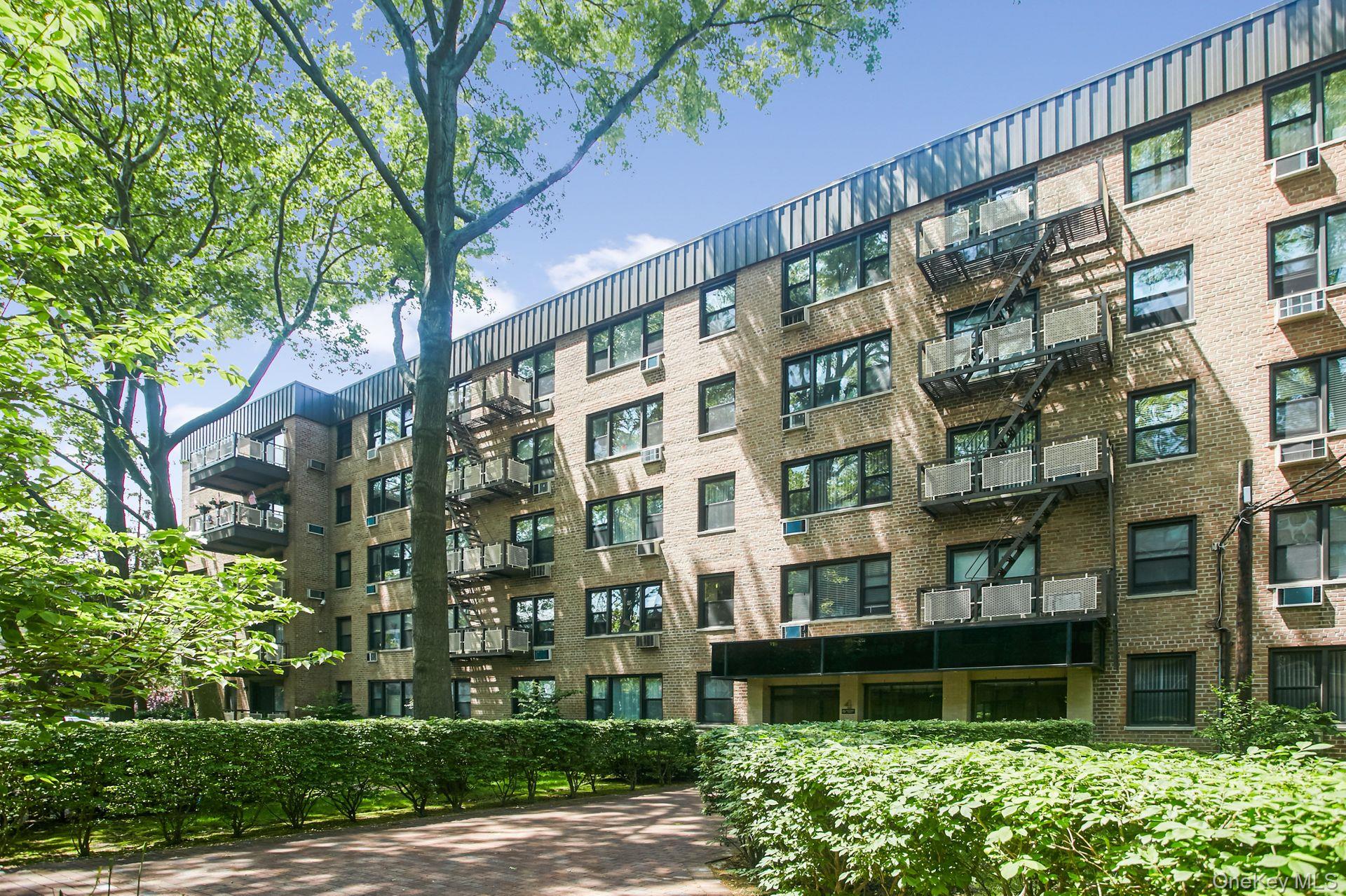 4 Birchwood Court # 3J, Mineola, NY 11501