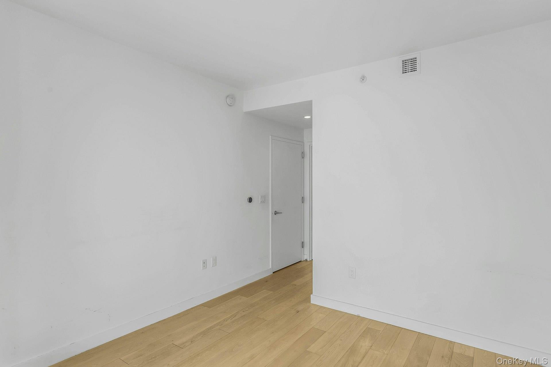 131-01 40th Road # 17V, Flushing, NY 11354