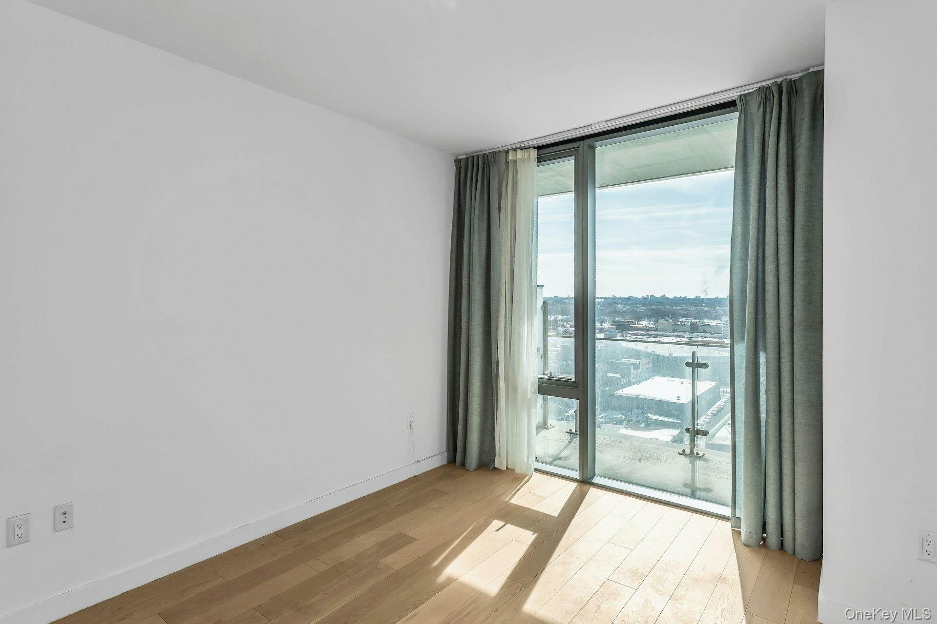 131-01 40th Road # 17V, Flushing, NY 11354