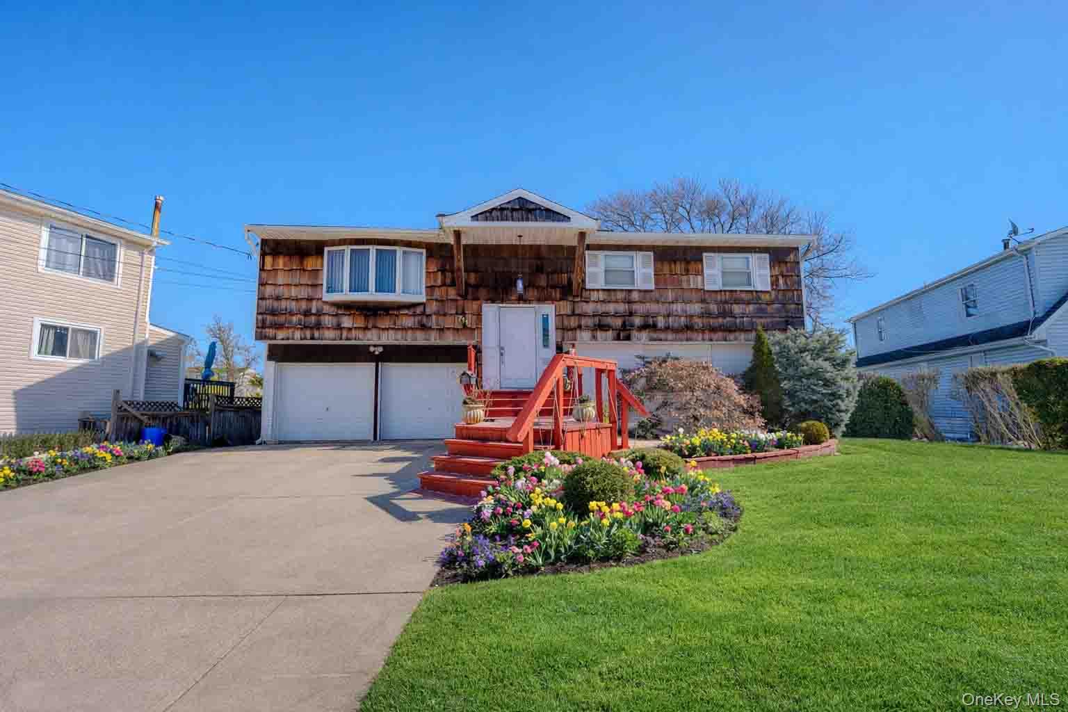 711 S Bayview Avenue, Freeport, NY 11520