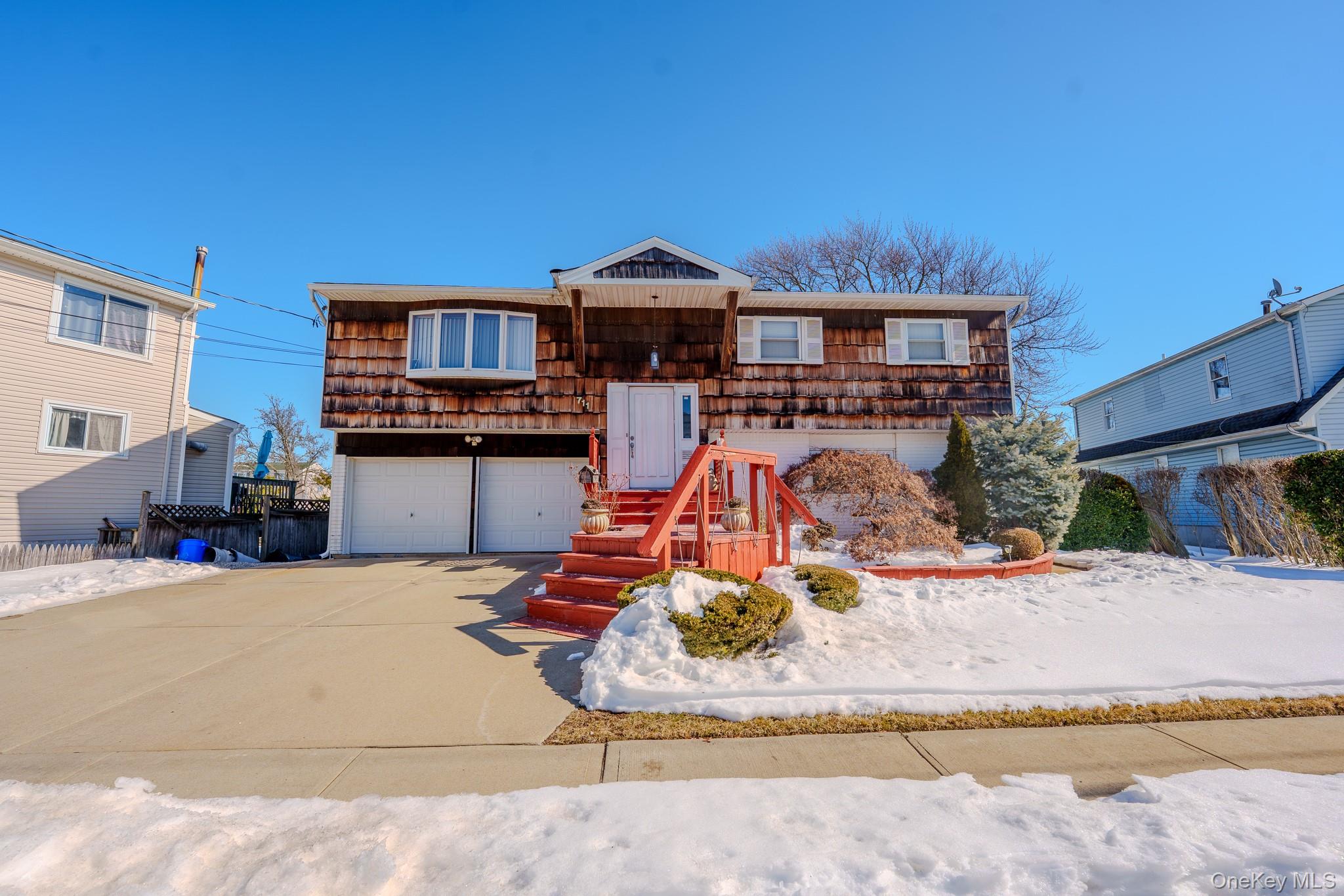 711 S Bayview Avenue, Freeport, NY 11520