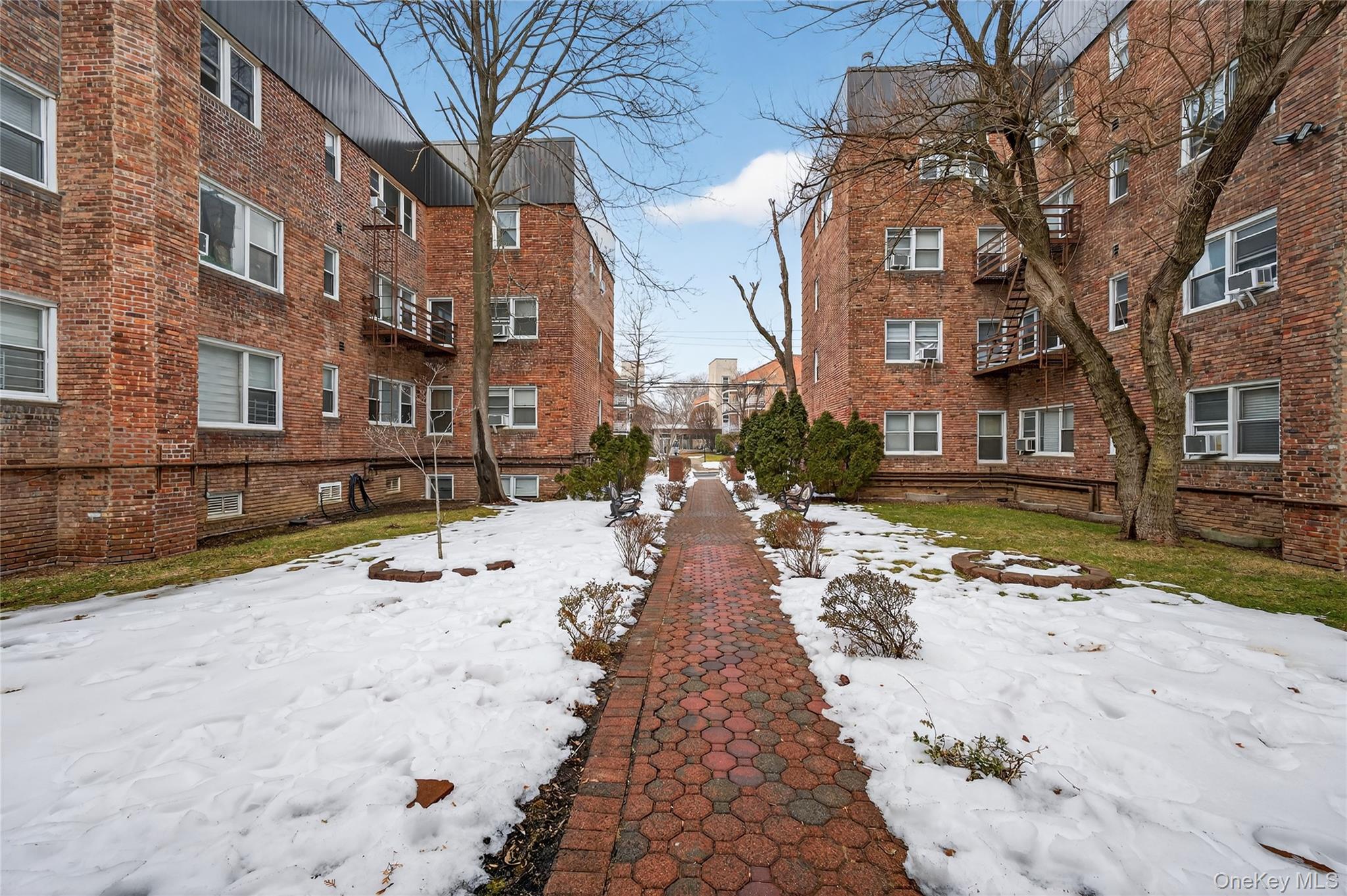 8 Wooleys Lane # Apt B12, Great Neck, NY 11023