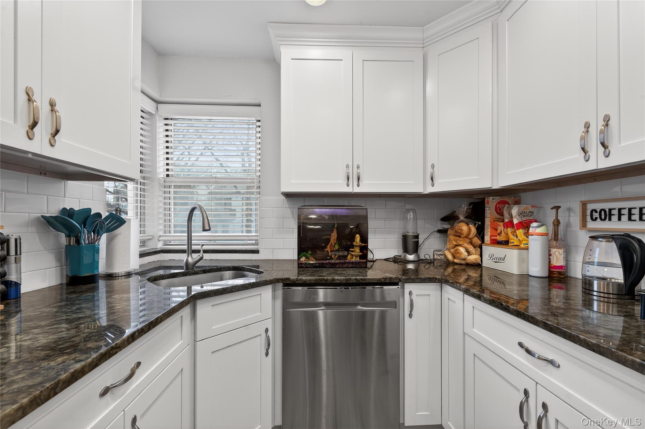 8 Wooleys Lane # Apt B12, Great Neck, NY 11023