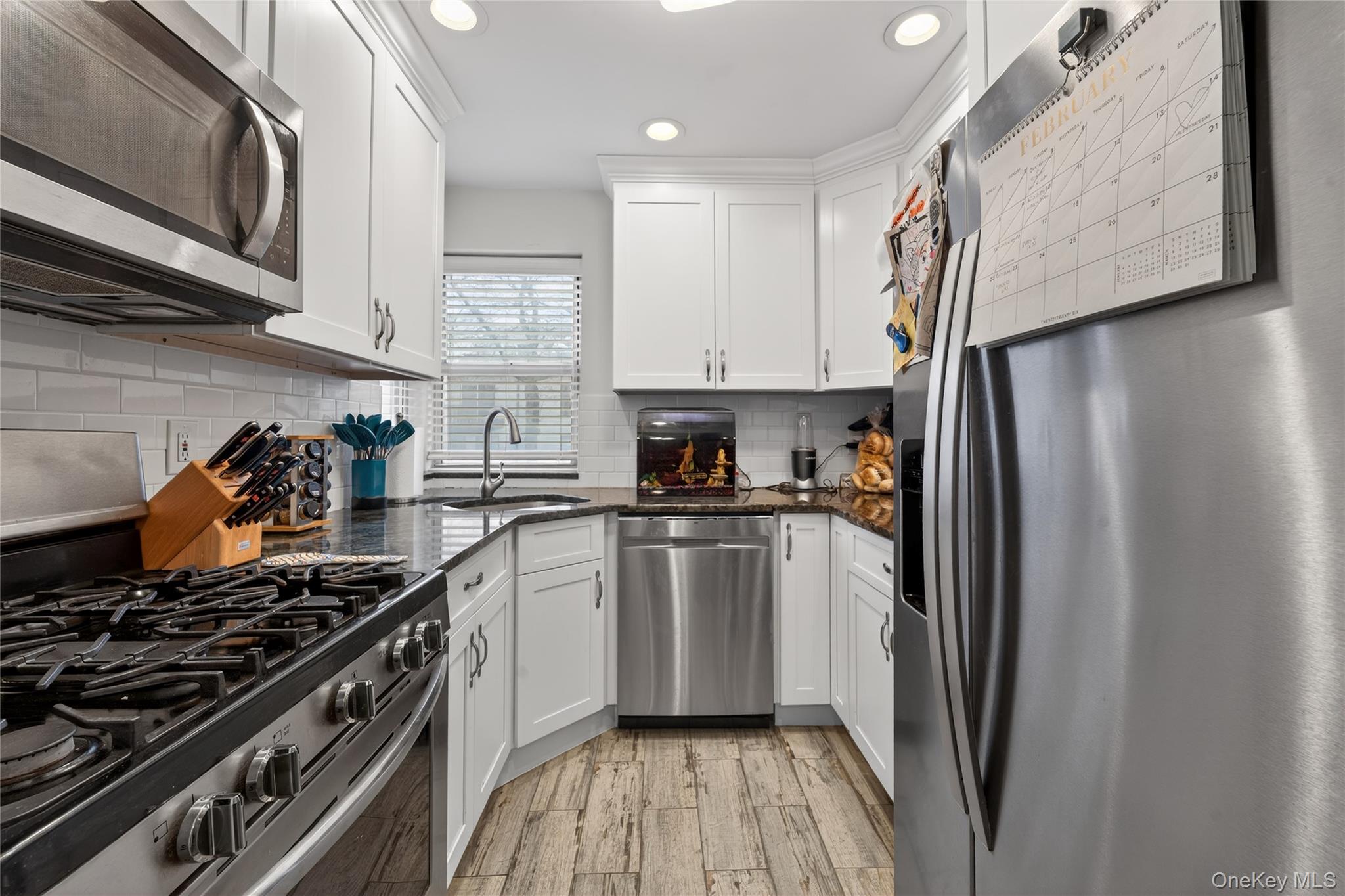 8 Wooleys Lane # Apt B12, Great Neck, NY 11023