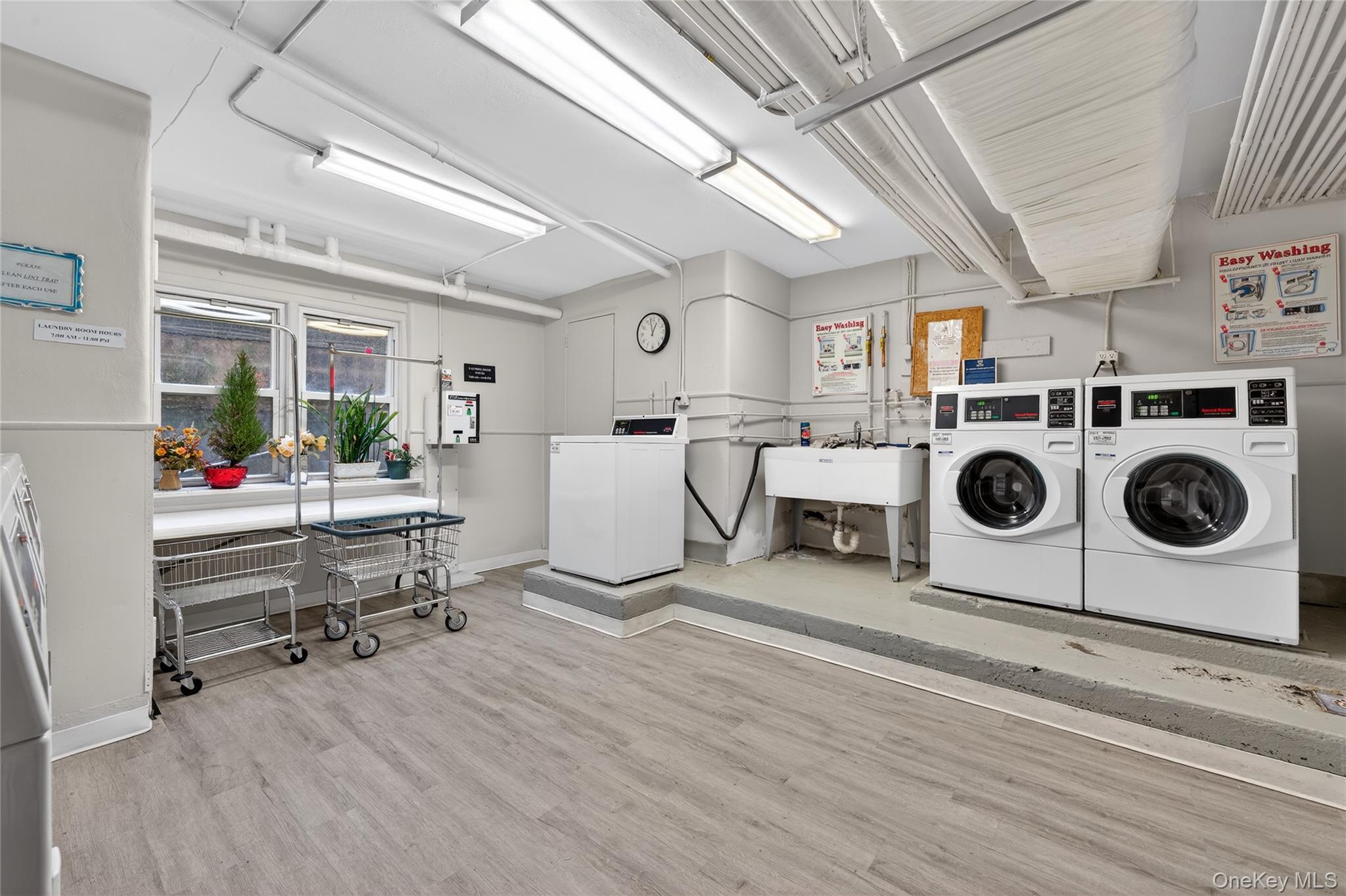 8 Wooleys Lane # Apt B12, Great Neck, NY 11023