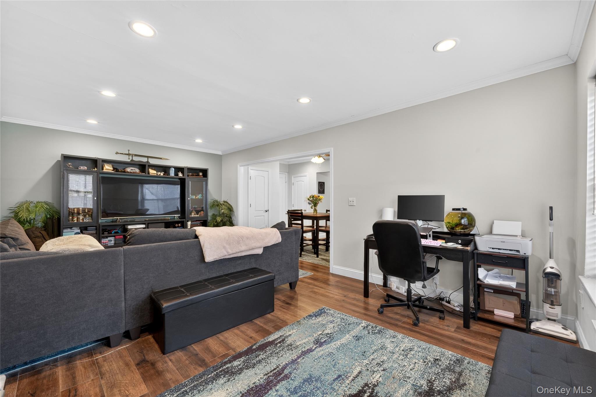 8 Wooleys Lane # Apt B12, Great Neck, NY 11023