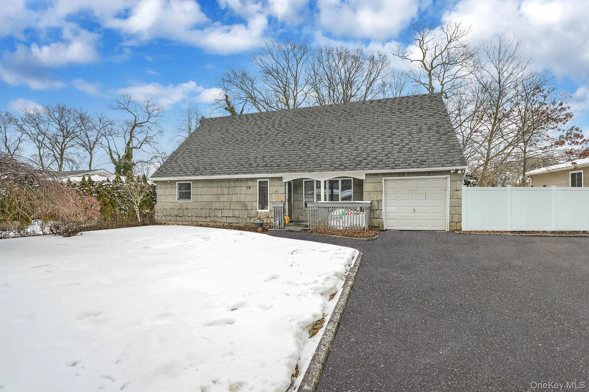 47 Holiday Boulevard, Center Moriches, NY 11934