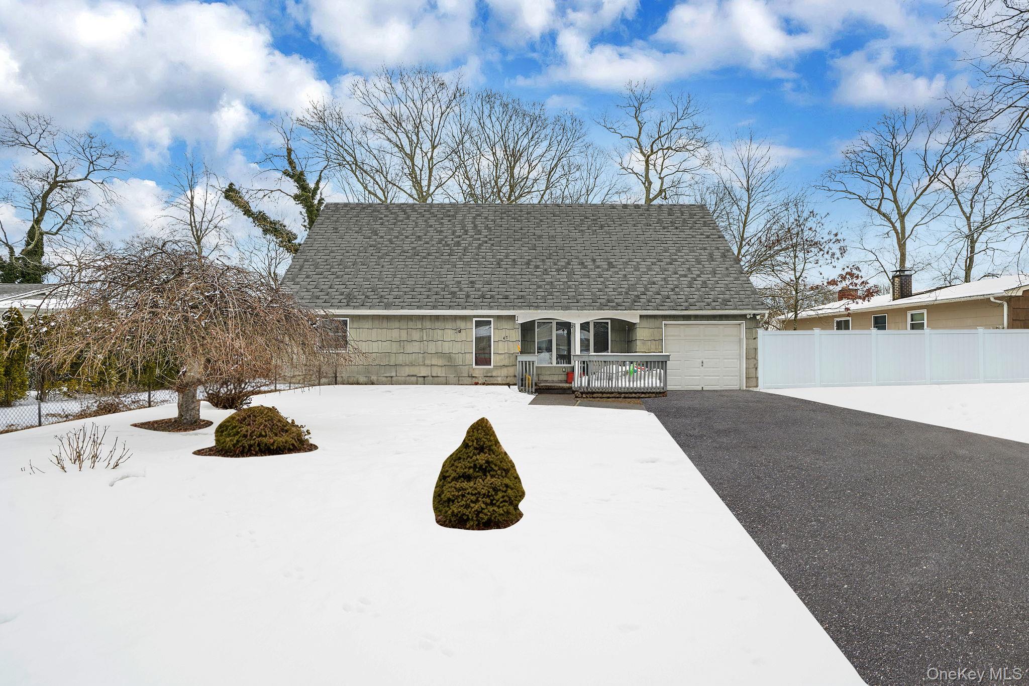 47 Holiday Boulevard, Center Moriches, NY 11934