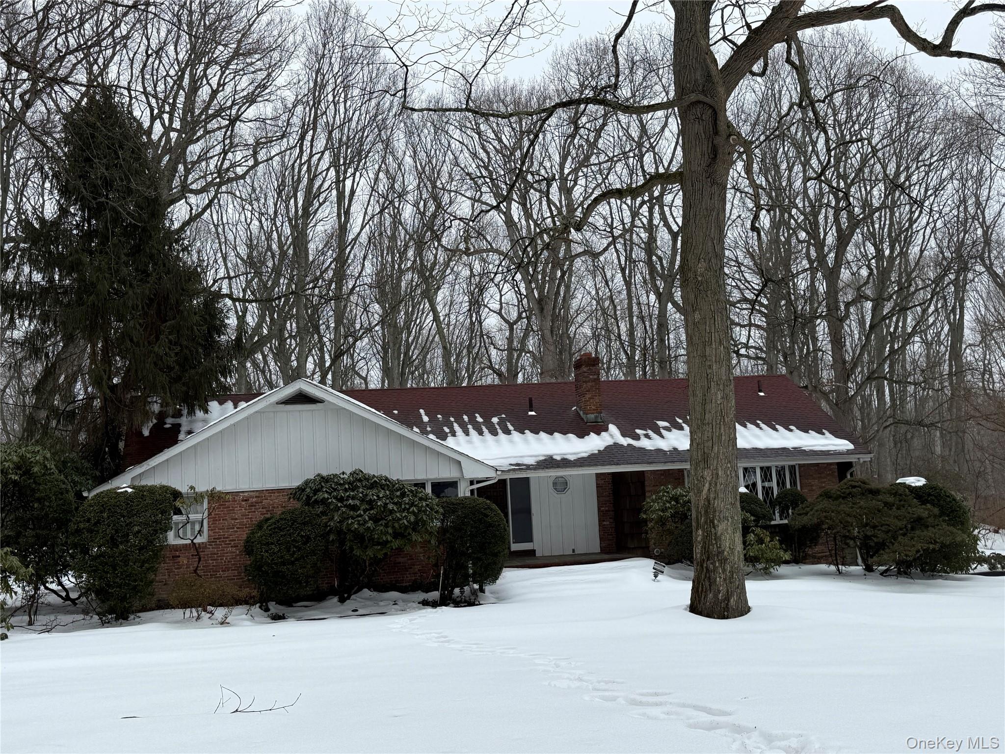 15 Springwood Path, Laurel Hollow, NY 11791