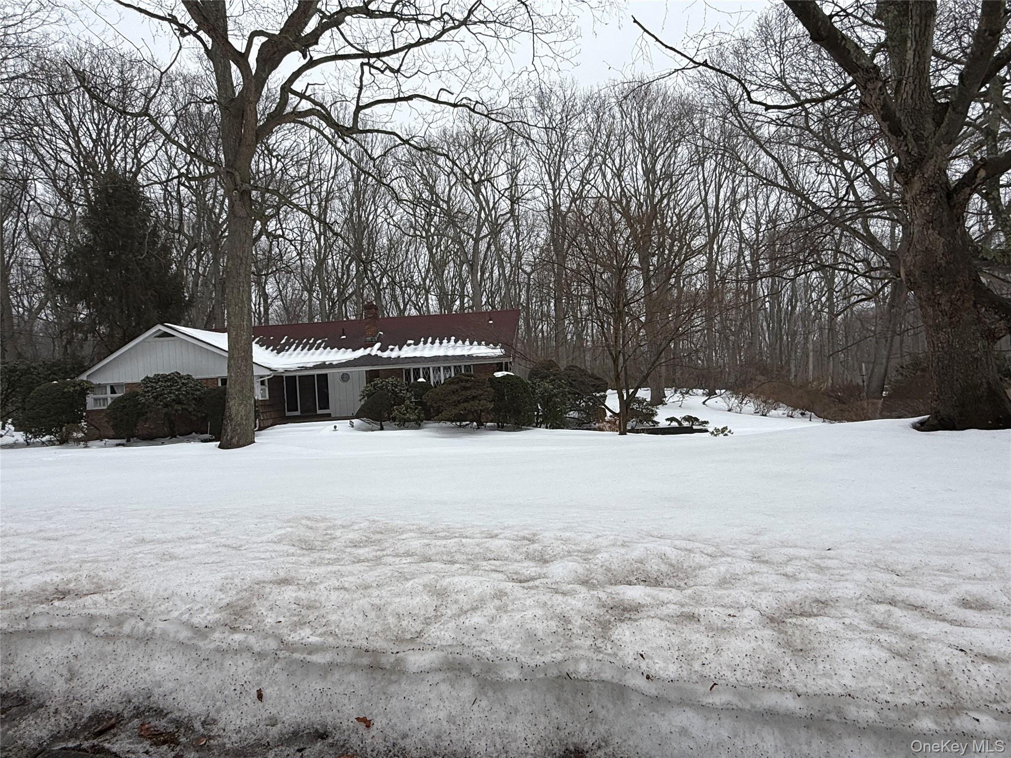 15 Springwood Path, Laurel Hollow, NY 11791