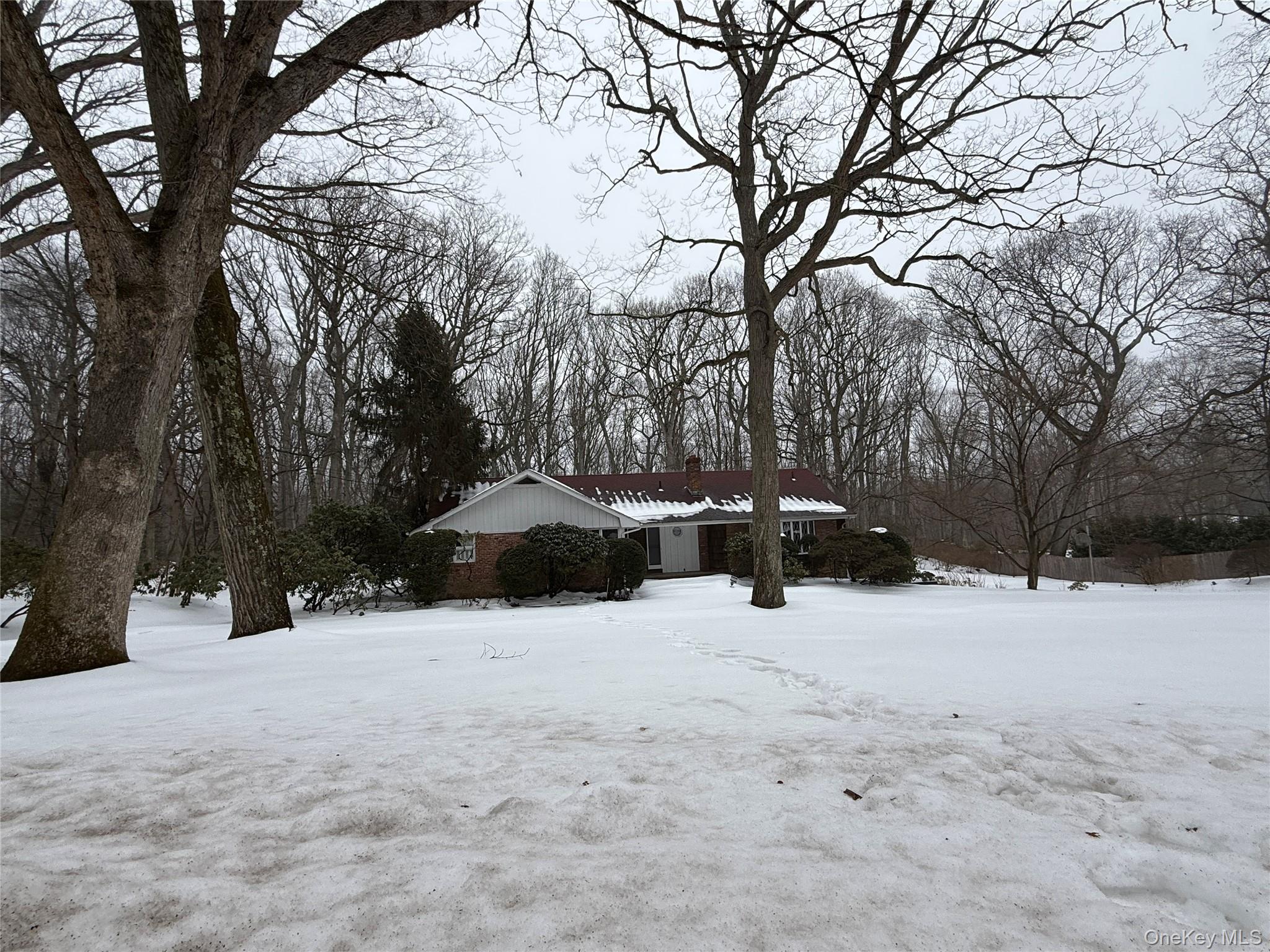 15 Springwood Path, Laurel Hollow, NY 11791