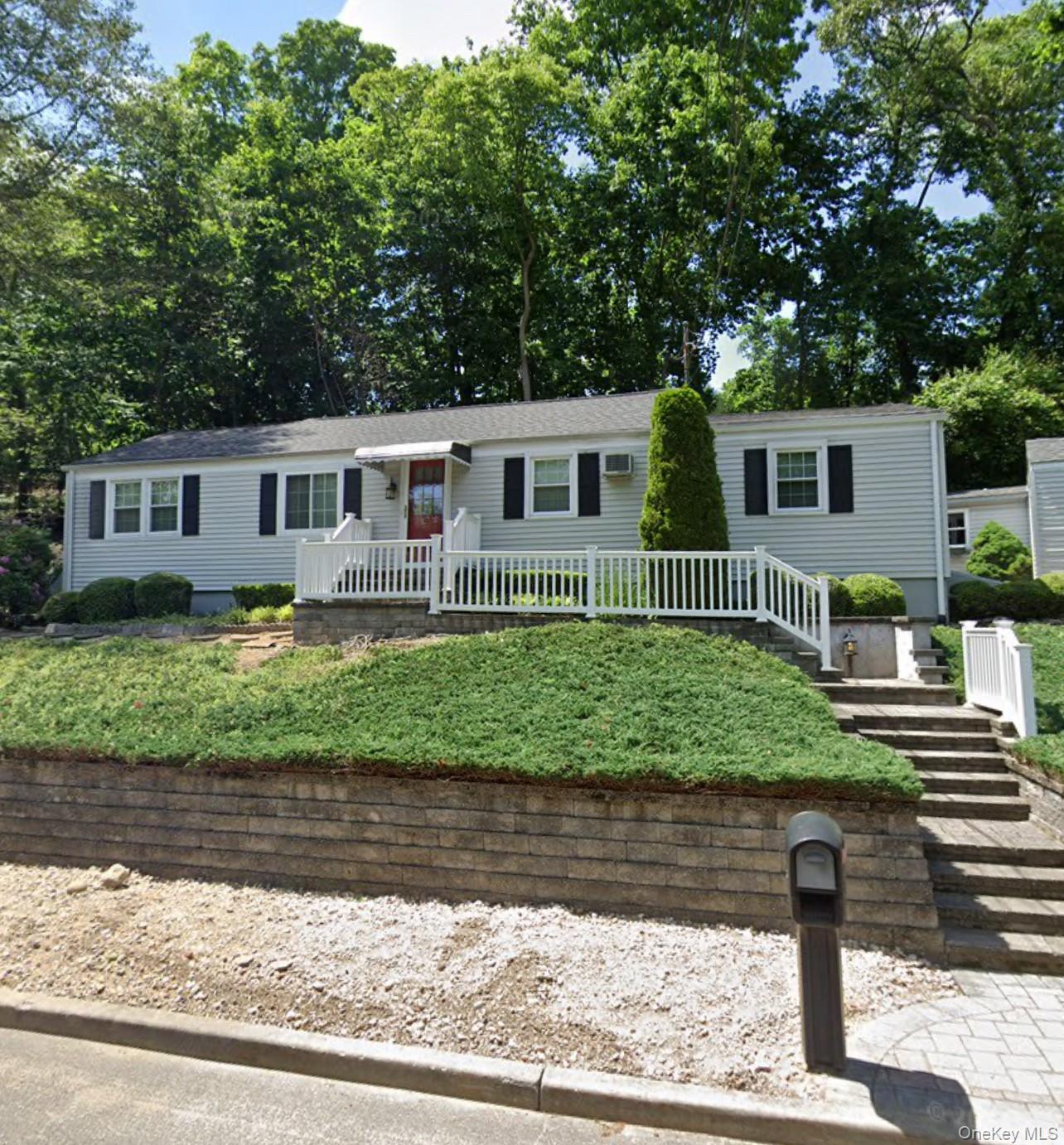 81 Oakside Road, Smithtown, NY 11787