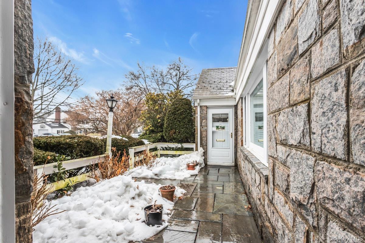 409 Titus Way, East Williston, NY 11596