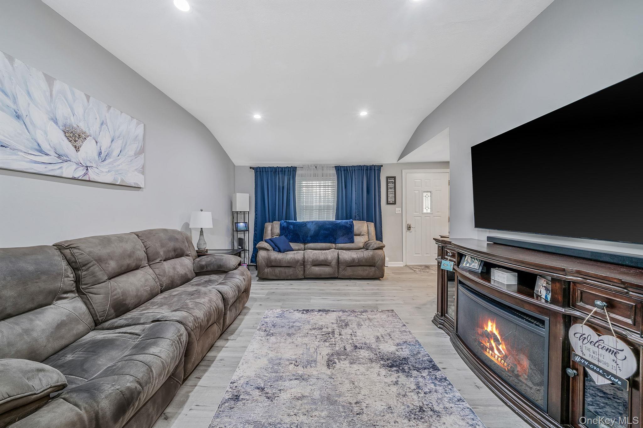 9 Allegheny Drive E, Farmingville, NY 11738