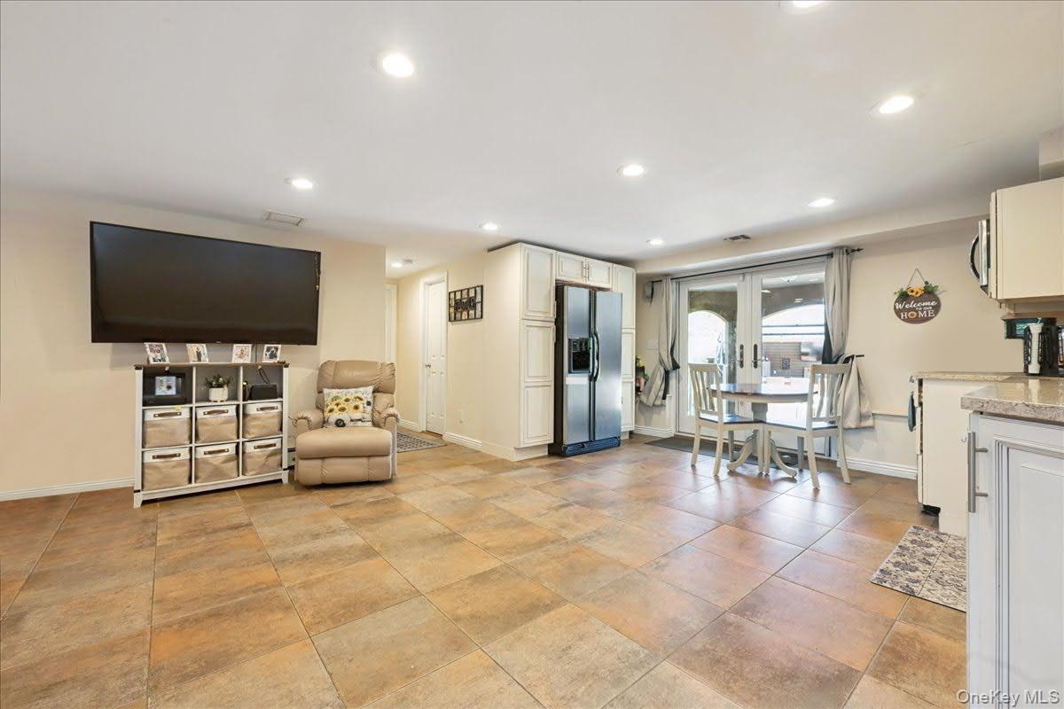 405 Club Court, Oceanside, NY 11572