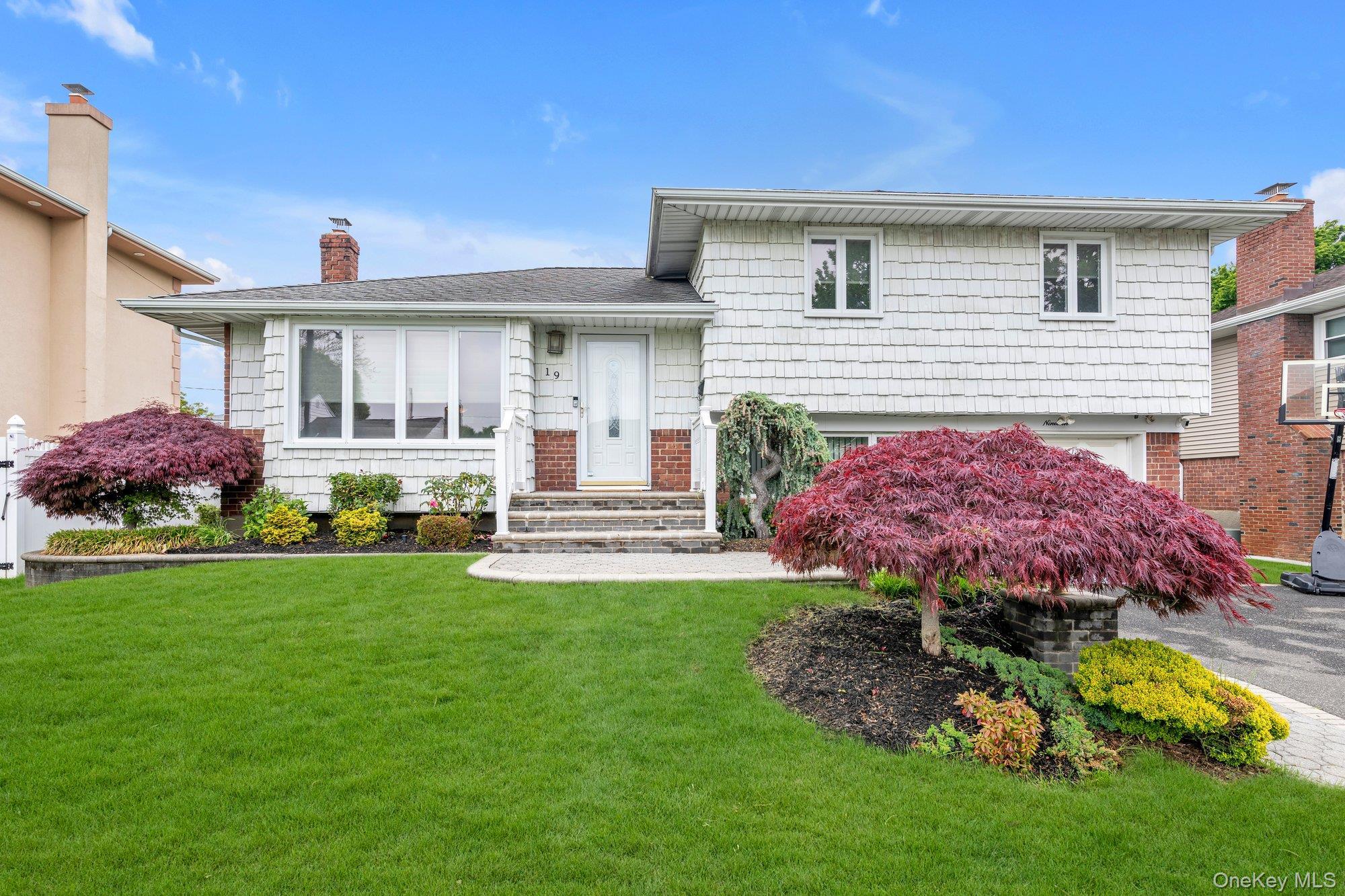 19 Alan Court, Plainview, NY 11803