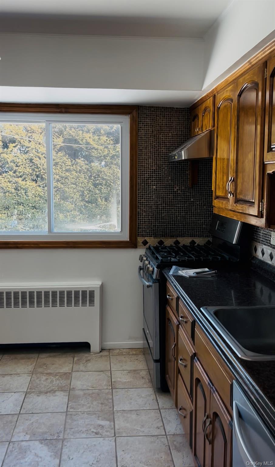 19 Alan Court, Plainview, NY 11803