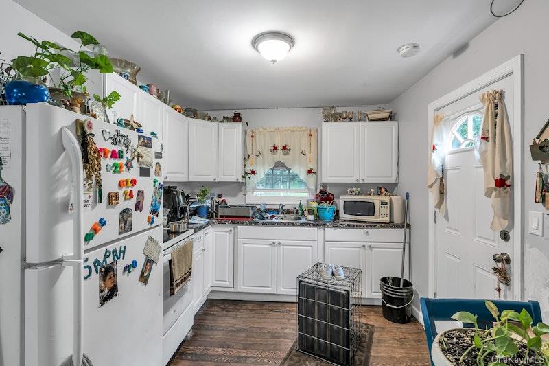 13 Carr Lane, Medford, NY 11763