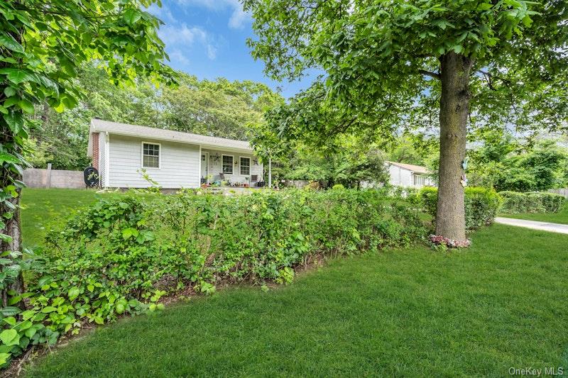 13 Carr Lane, Medford, NY 11763