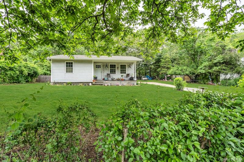 13 Carr Lane, Medford, NY 11763