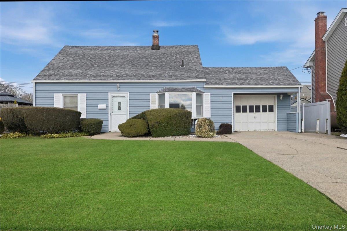 25 Peacock Lane, Levittown, NY 11756