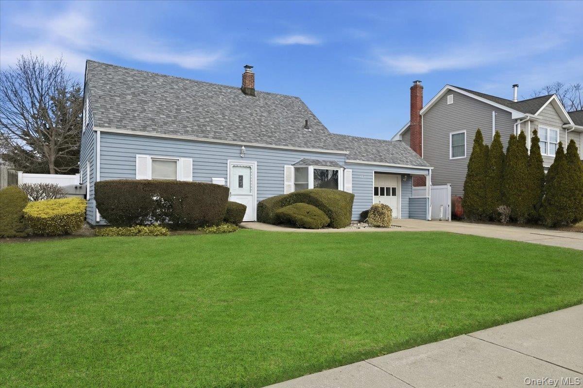 25 Peacock Lane, Levittown, NY 11756