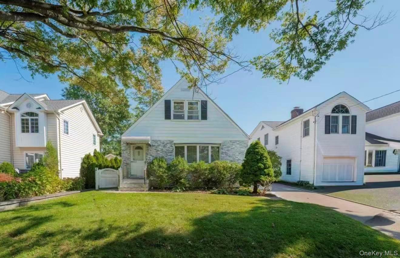 636 S 13th Street, New Hyde Park, NY 11040