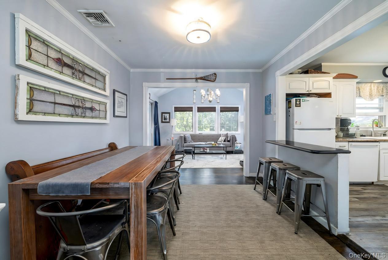 1 Hillcrest Place, Locust Valley, NY 11560