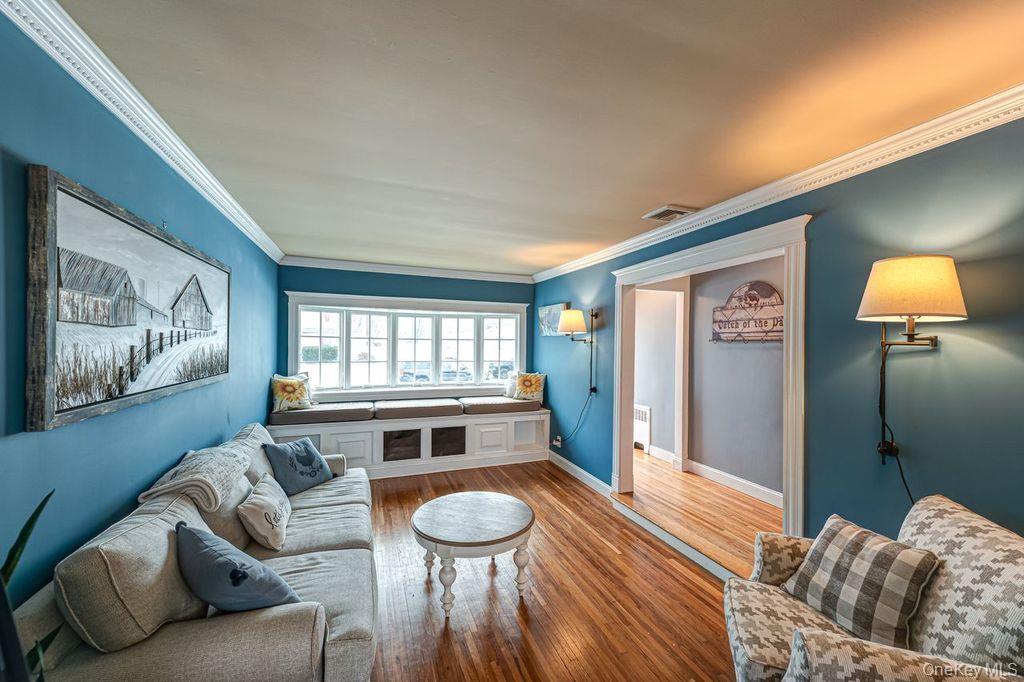 4 Hollyberry Road, Plainview, NY 11803