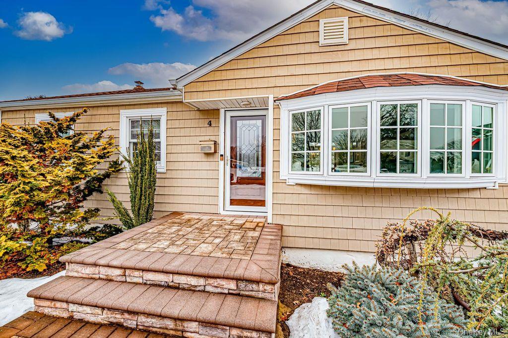 4 Hollyberry Road, Plainview, NY 11803