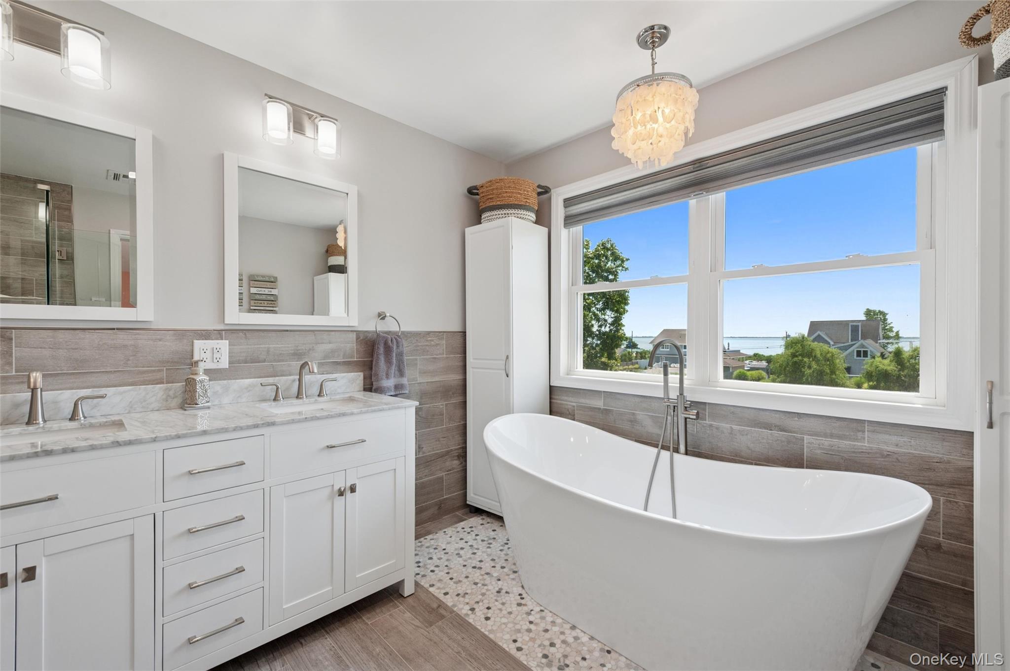 8 Sinnickson Road, Center Moriches, NY 11934