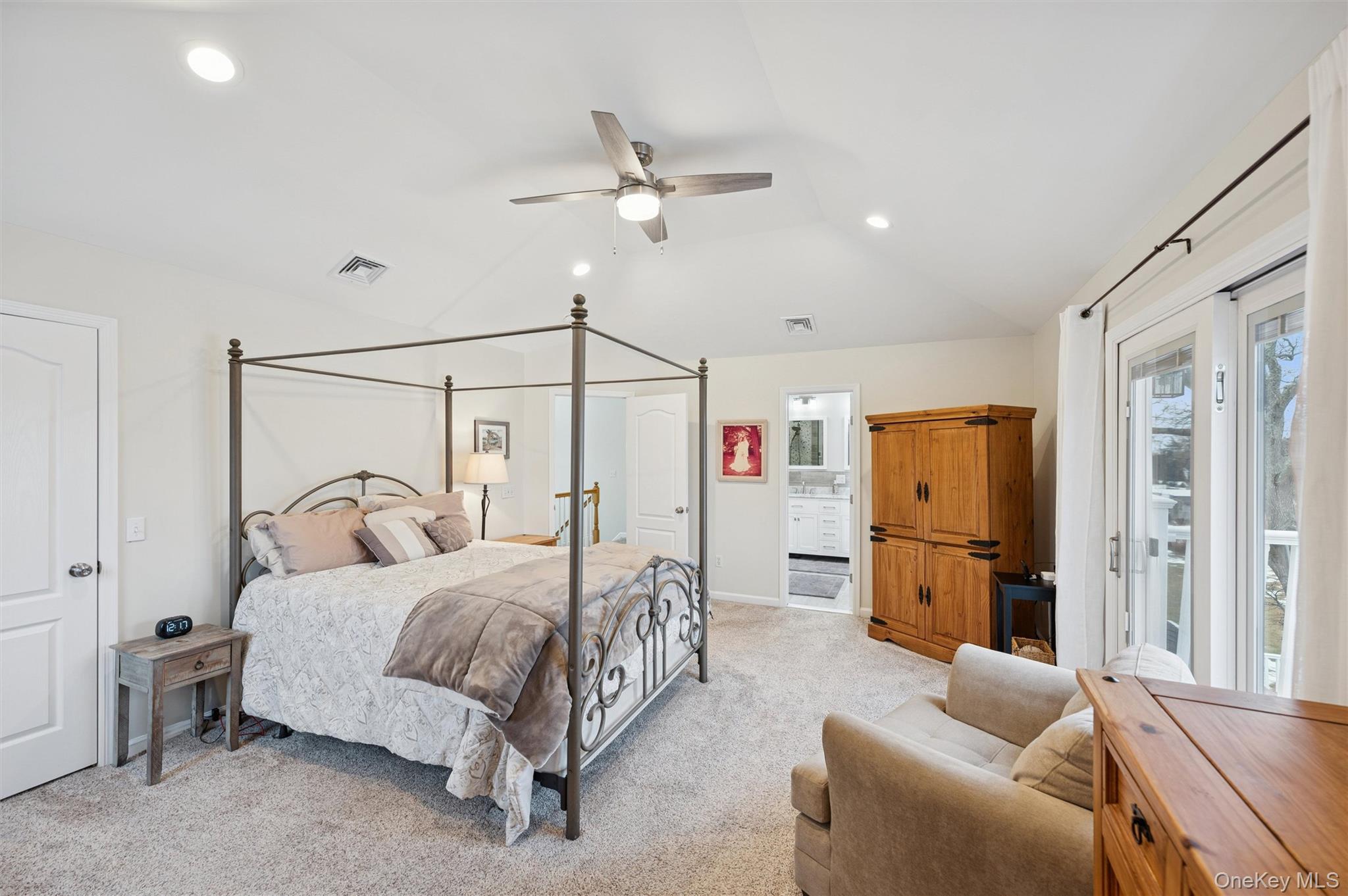 8 Sinnickson Road, Center Moriches, NY 11934