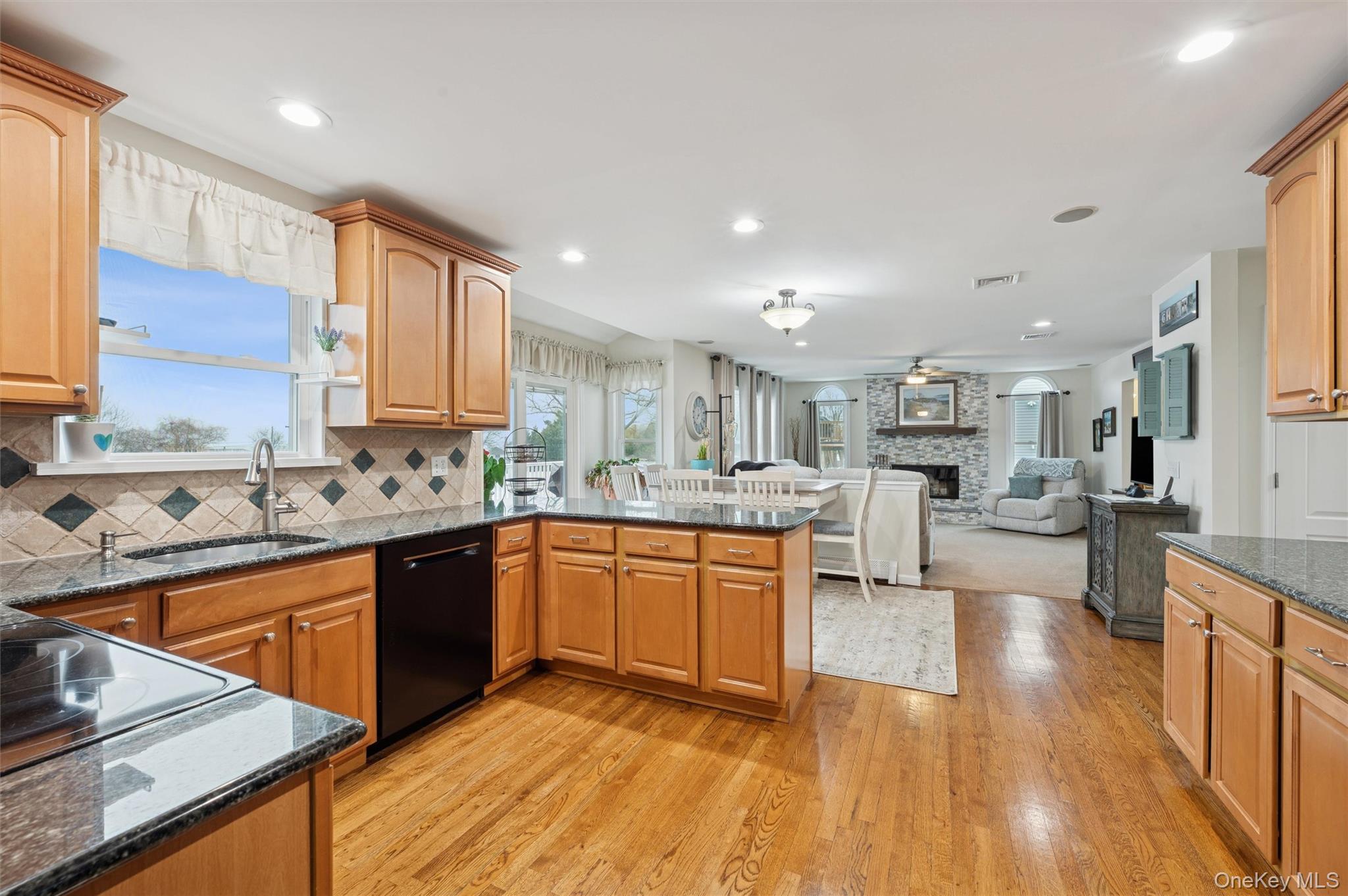 8 Sinnickson Road, Center Moriches, NY 11934