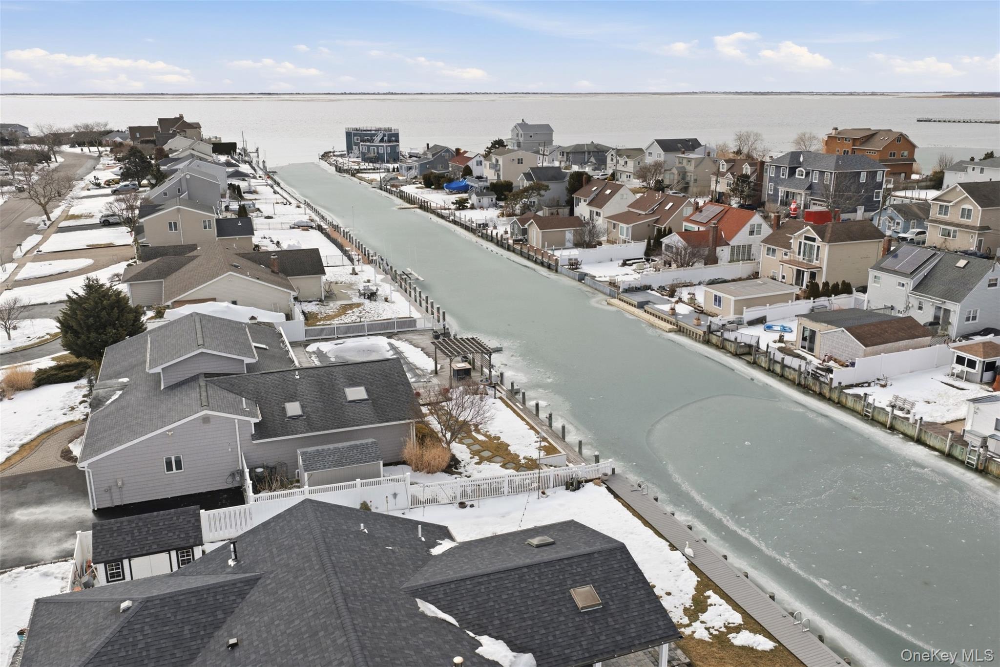 21 Shore Drive W, Copiague, NY 11726