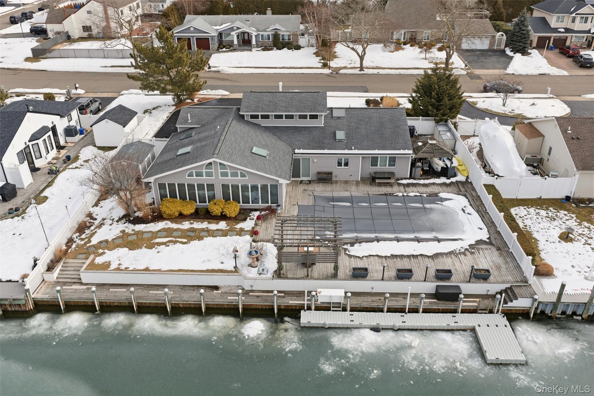 21 Shore Drive W, Copiague, NY 11726