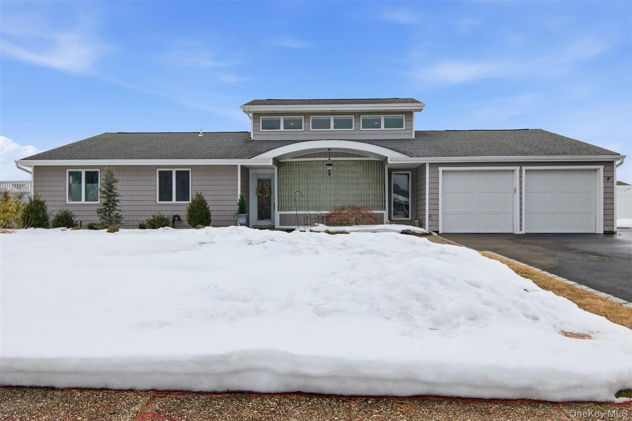 21 Shore Drive W, Copiague, NY 11726