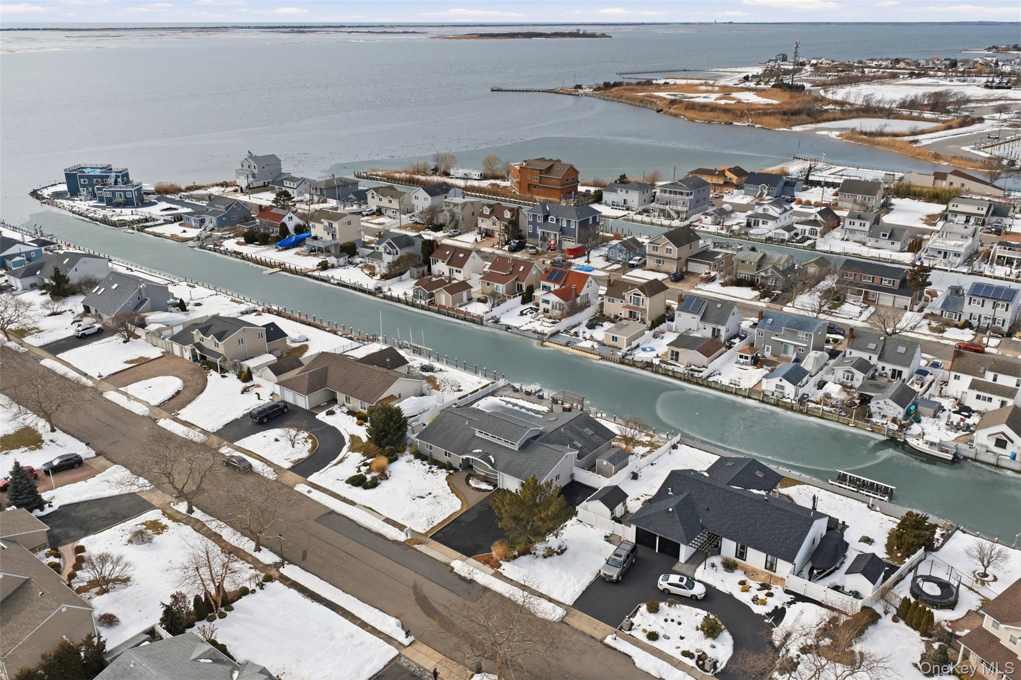 21 Shore Drive W, Copiague, NY 11726