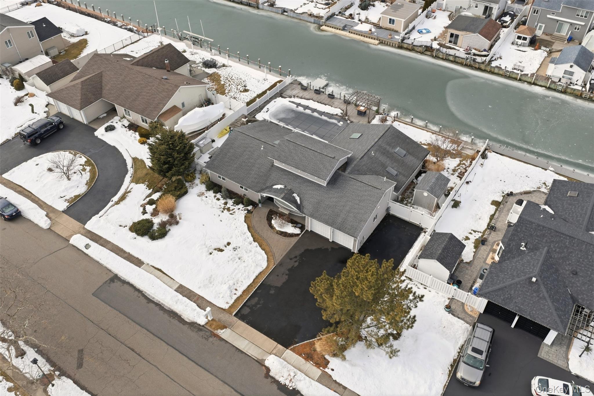 21 Shore Drive W, Copiague, NY 11726