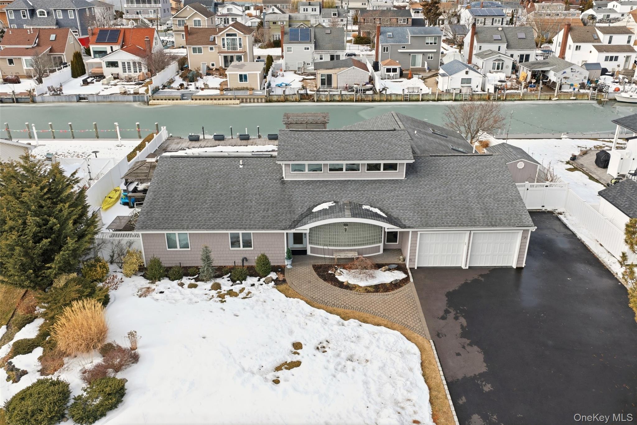 21 Shore Drive W, Copiague, NY 11726