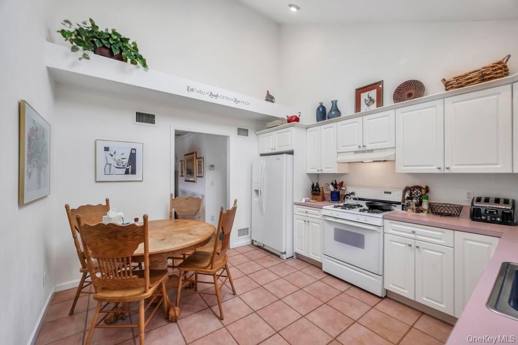 18 Hillcrest Street, Huntington, NY 11743