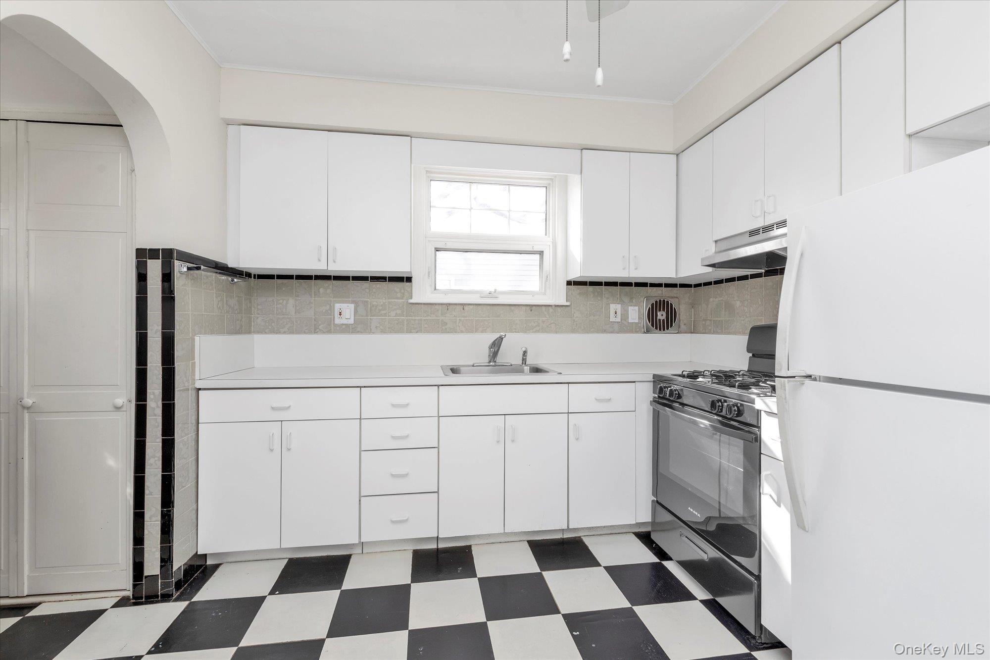 14 Endview Avenue, Lynbrook, NY 11563